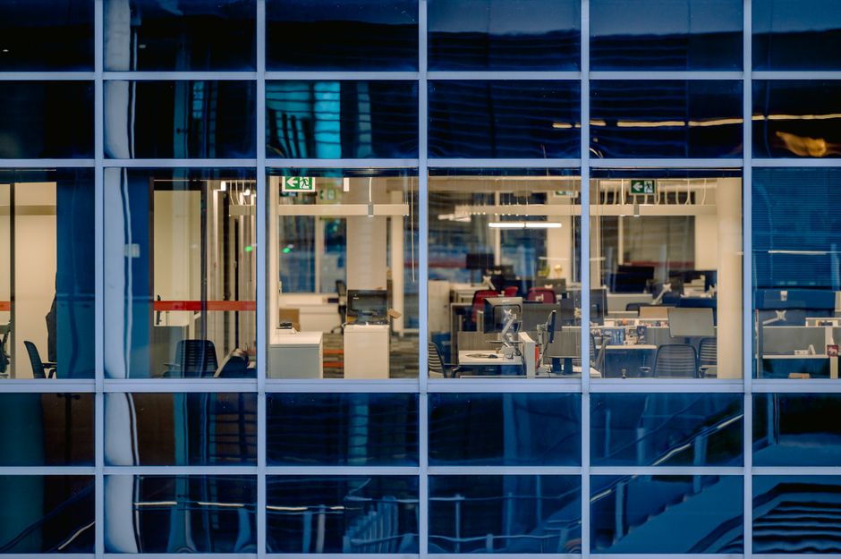 Modern cam cepheli kurumsal iş merkezi — sanal ofis ve yasal adres konsepti