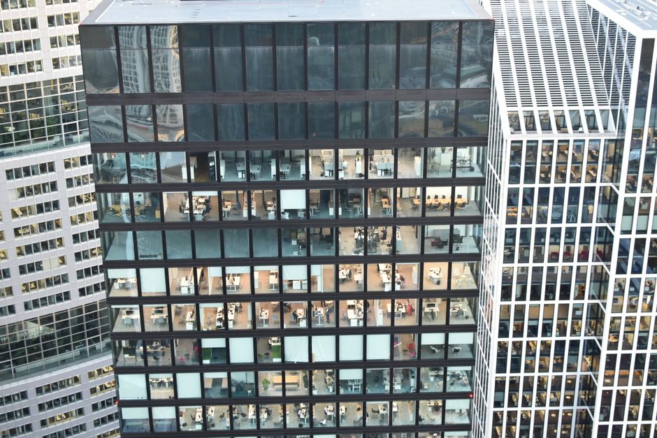 Çağdaş ofis iç mekânı ve çalışma alanı — sanal ofis hizmet konsepti