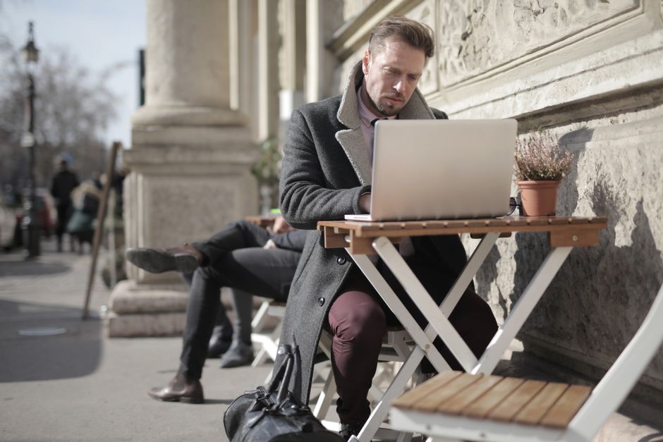 Dizüstü bilgisayarla çalışan profesyonel — freelancer ve uzaktan çalışma