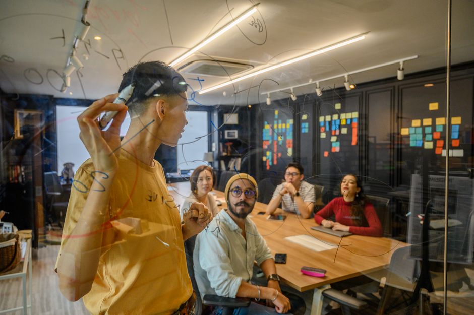 Ofiste fikir geliştiren profesyoneller — startup çalışma ortamı