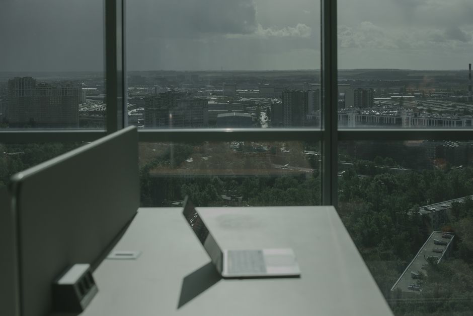 Modern cam cepheli kurumsal iş merkezi — sanal ofis ve yasal adres konsepti