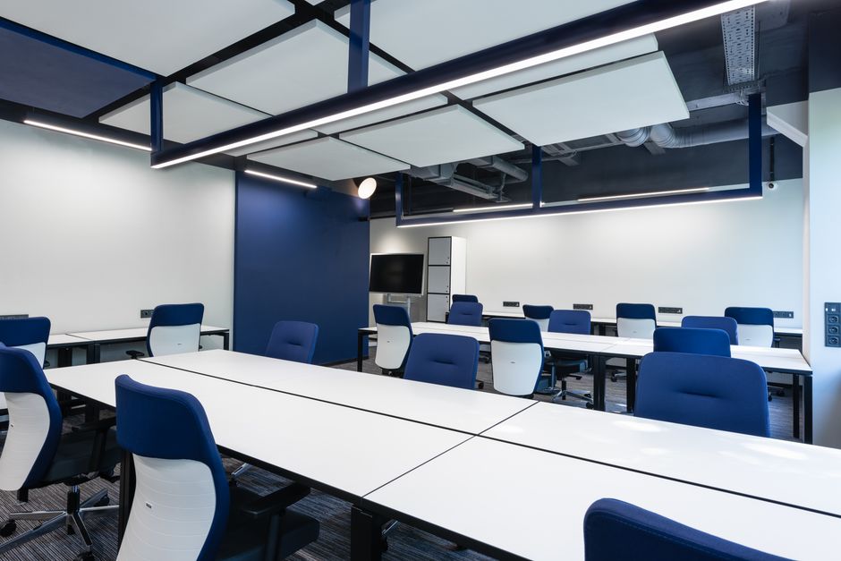Tam donanımlı çağdaş ofis odası — hazır ofis kiralama konsepti