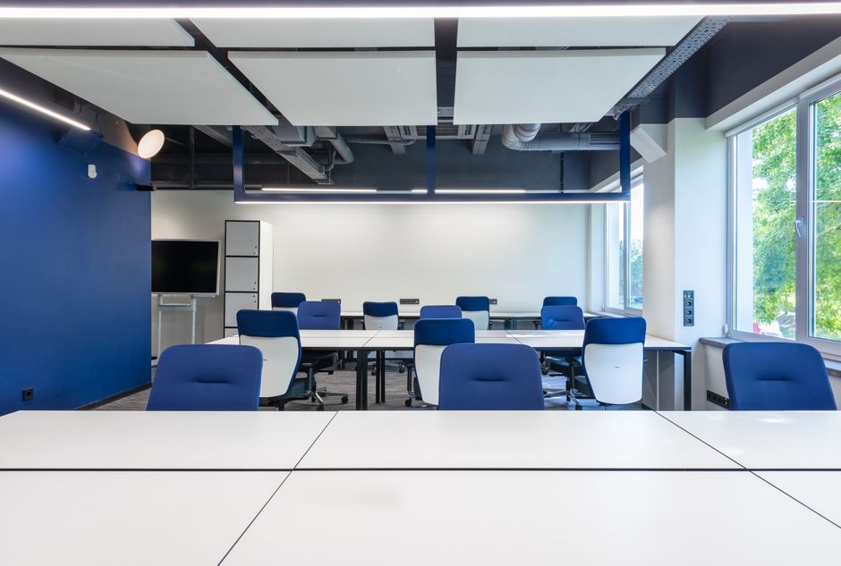 Şık ofis çalışma alanı ve masa düzeni — hazır ofis ortamı