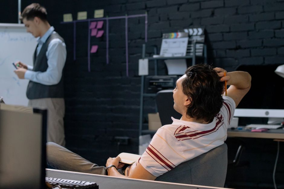Ofiste fikir geliştiren profesyoneller — startup çalışma ortamı