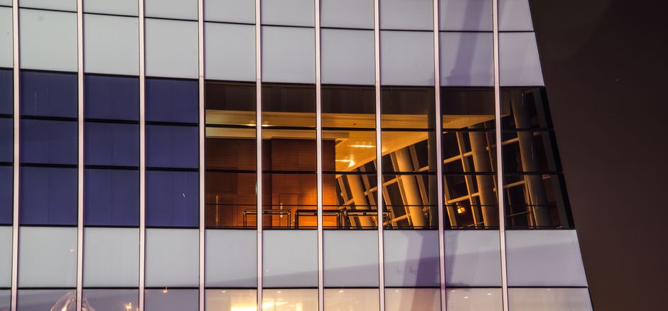 Prestijli iş kulesi ve kurumsal çalışma ortamı — sanal ofis konsepti