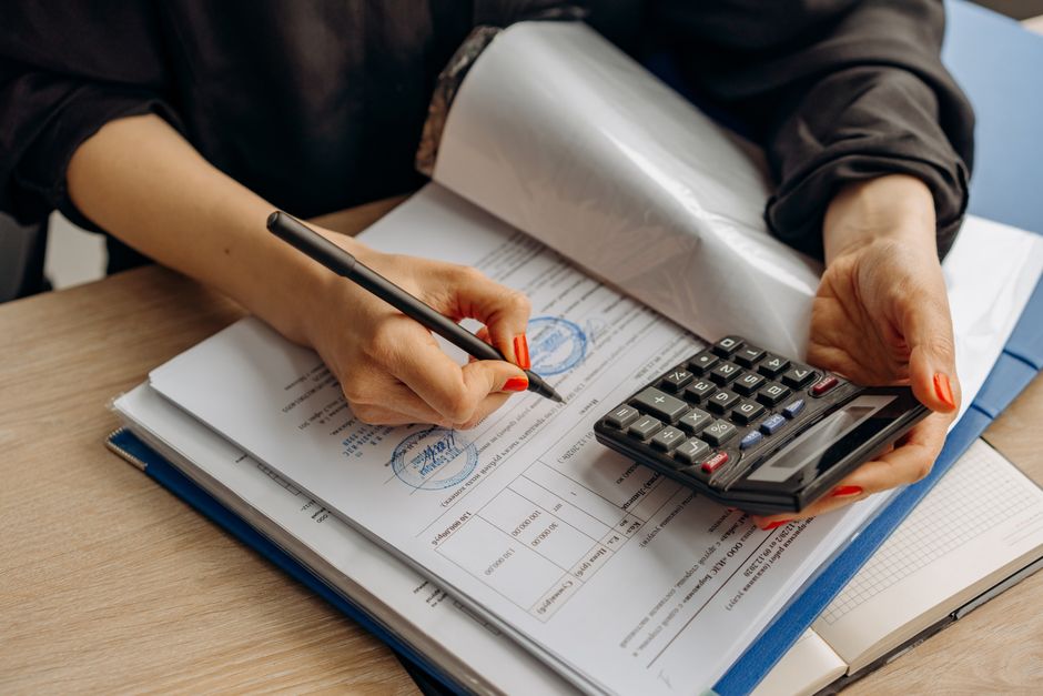Hesap makinesi ve finansal evraklar — vergi ve muhasebe konsepti