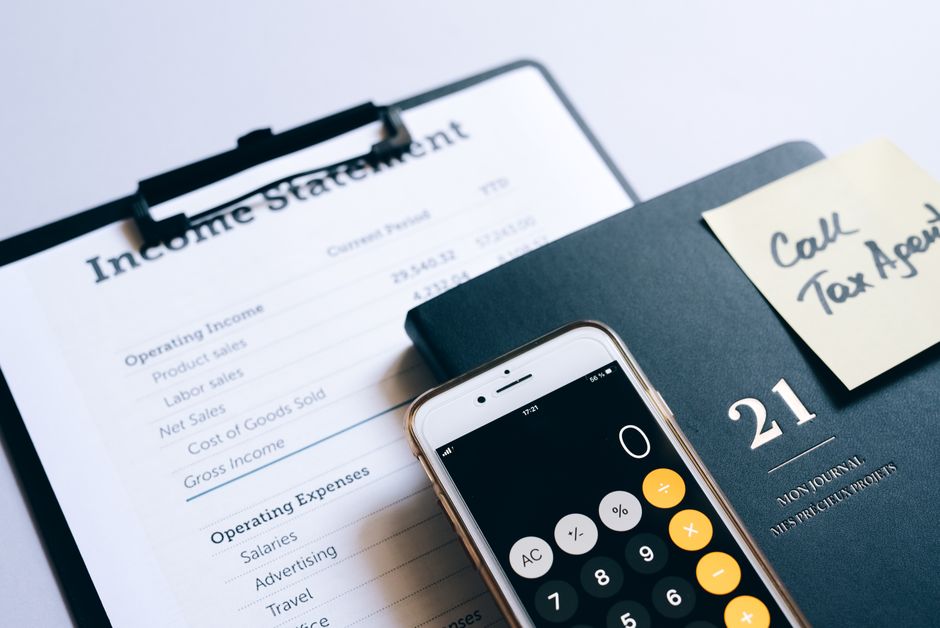 Hesap makinesi ve finansal evraklar — vergi ve muhasebe konsepti